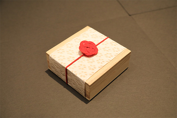 梅柄和紙と梅結びの包装