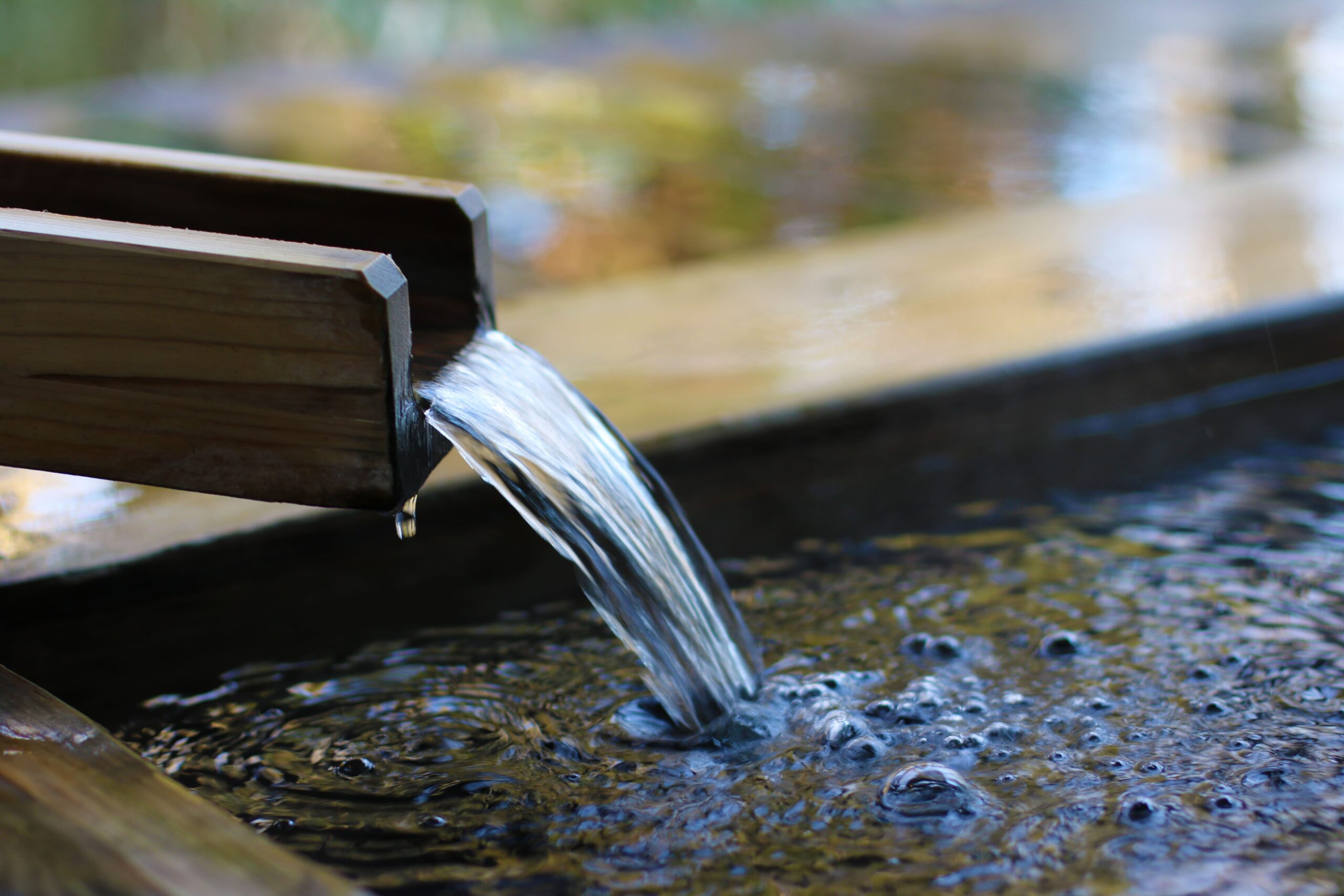 湯口から流れる温泉
